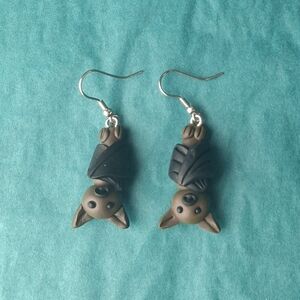 2/15$ NWOT Cute bat dangle earrings